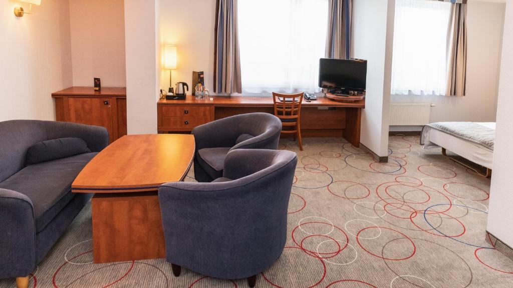Televízia a/alebo spoločenská miestnosť v ubytovaní Qubus Hotel Głogów