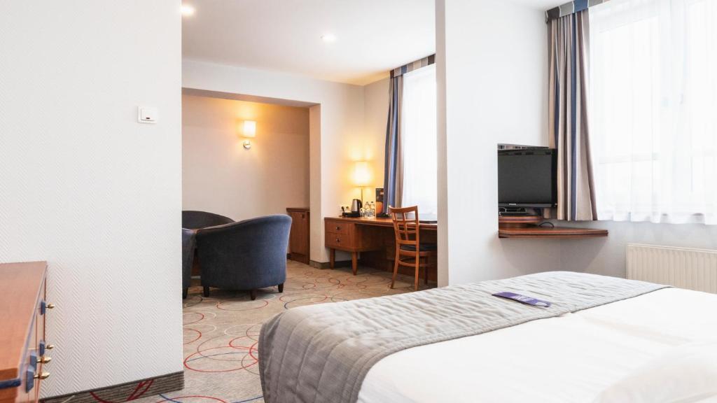 Televízia a/alebo spoločenská miestnosť v ubytovaní Qubus Hotel Głogów