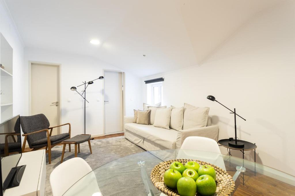 - un salon avec un canapé et une table en verre dans l'établissement Living Bairro Alto V, à Lisbonne