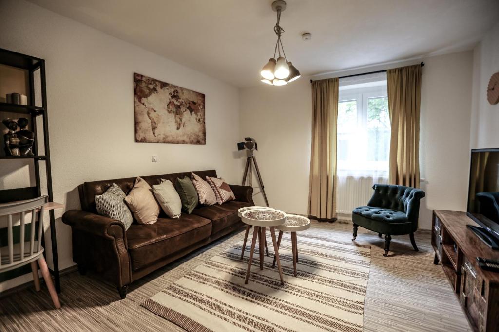 腓特烈港的住宿－Appartement Turan，客厅配有棕色沙发和桌子