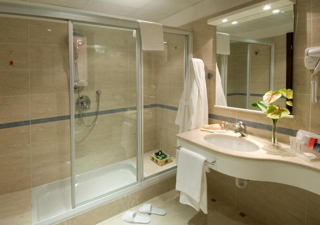 A bathroom at As Hotel Cambiago