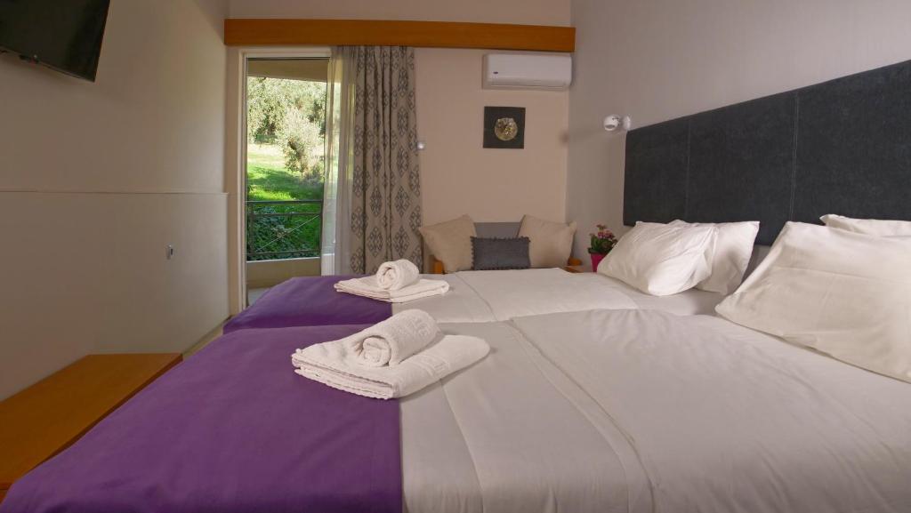 Postel nebo postele na pokoji v ubytování Antikyra Beach Hotel