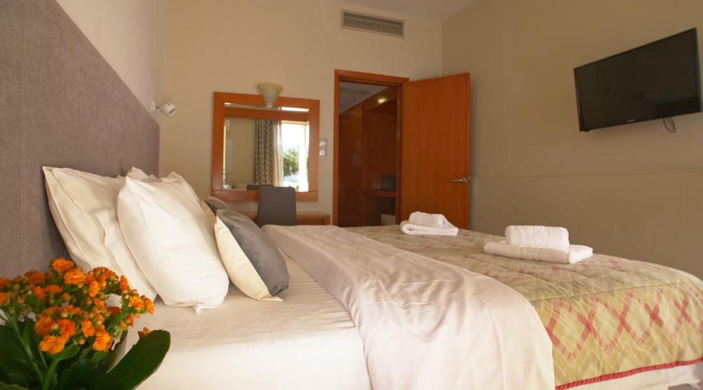 Postel nebo postele na pokoji v ubytování Antikyra Beach Hotel