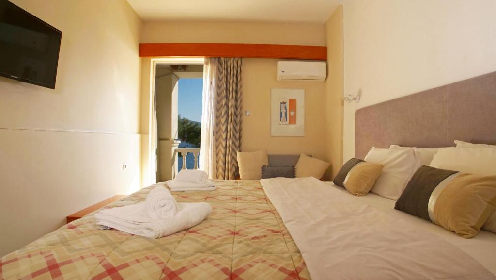 Postel nebo postele na pokoji v ubytování Antikyra Beach Hotel