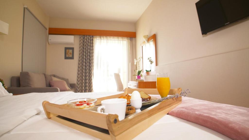 Postel nebo postele na pokoji v ubytování Antikyra Beach Hotel