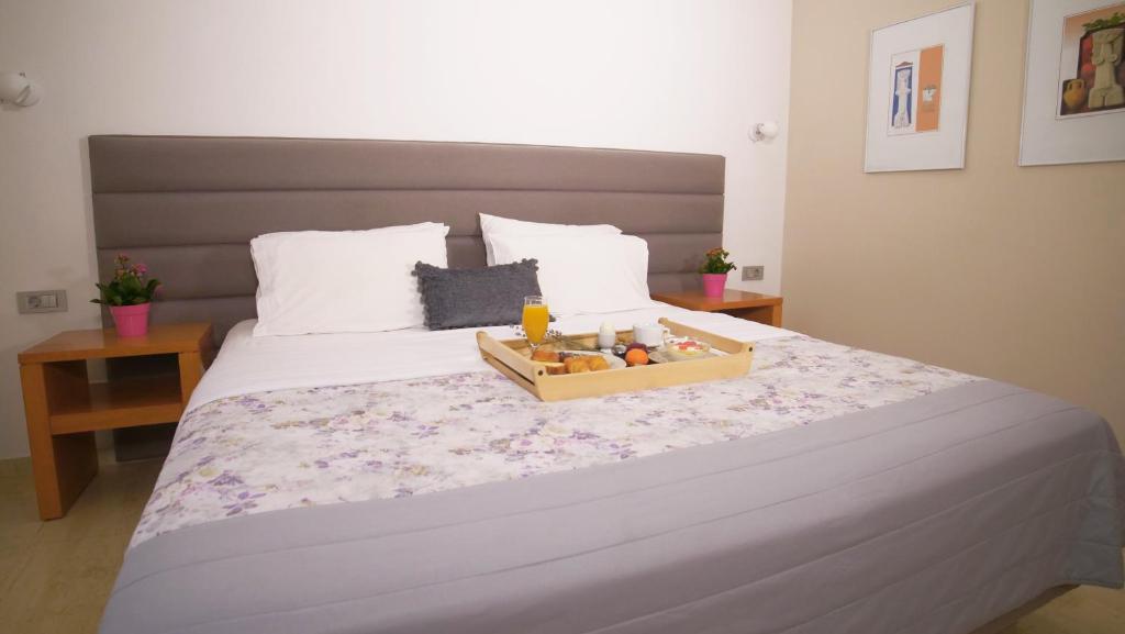 Postel nebo postele na pokoji v ubytování Antikyra Beach Hotel