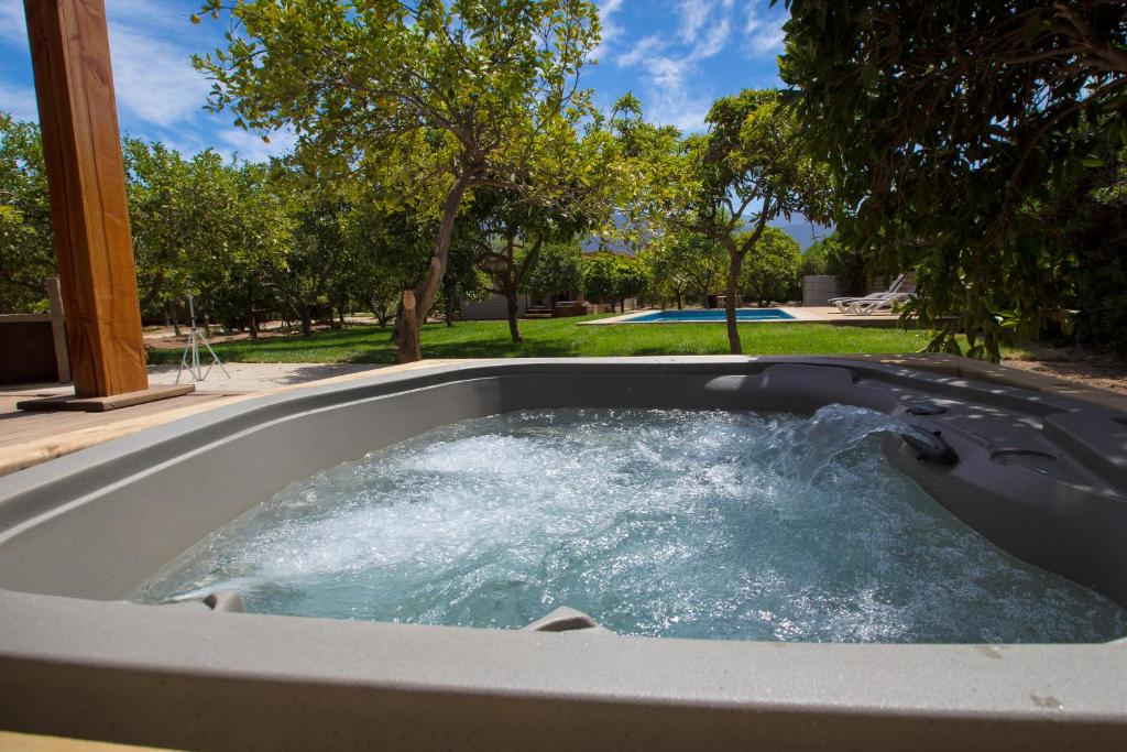 una bañera de hidromasaje con agua en un patio en Cabañas La Luz, en Olmué