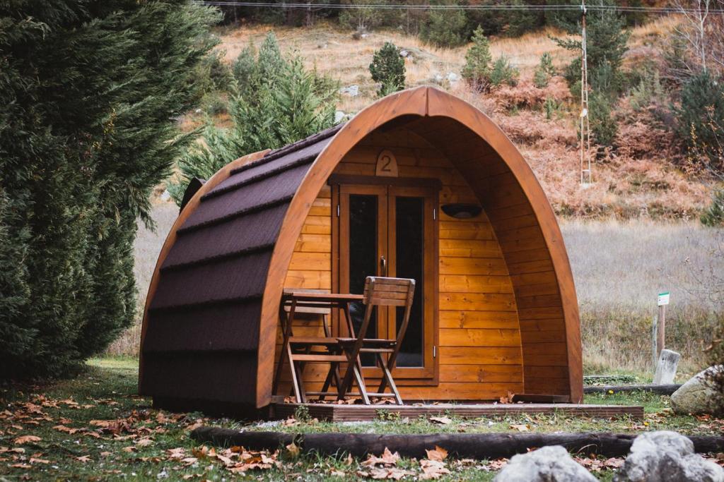 una piccola tenda a cupola con una sedia di fronte di Càmping Vall De Camprodon a Camprodon