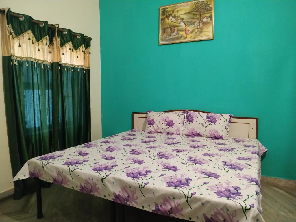 Postel nebo postele na pokoji v ubytování Keshav Palace