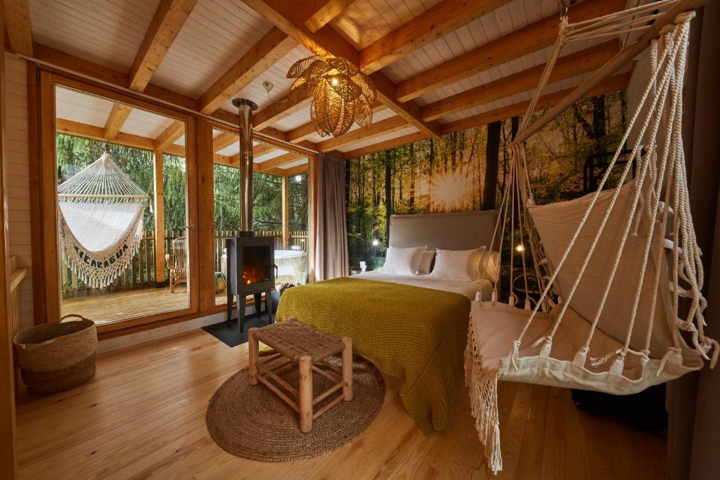 um quarto com uma cama de rede numa casa em Vila Sen Vento em O Pino 