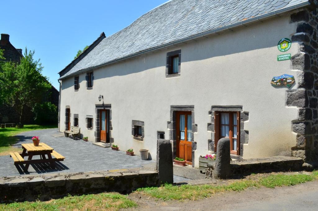 a white building with a picnic table in front of it at L'Abri du Berger in Olby