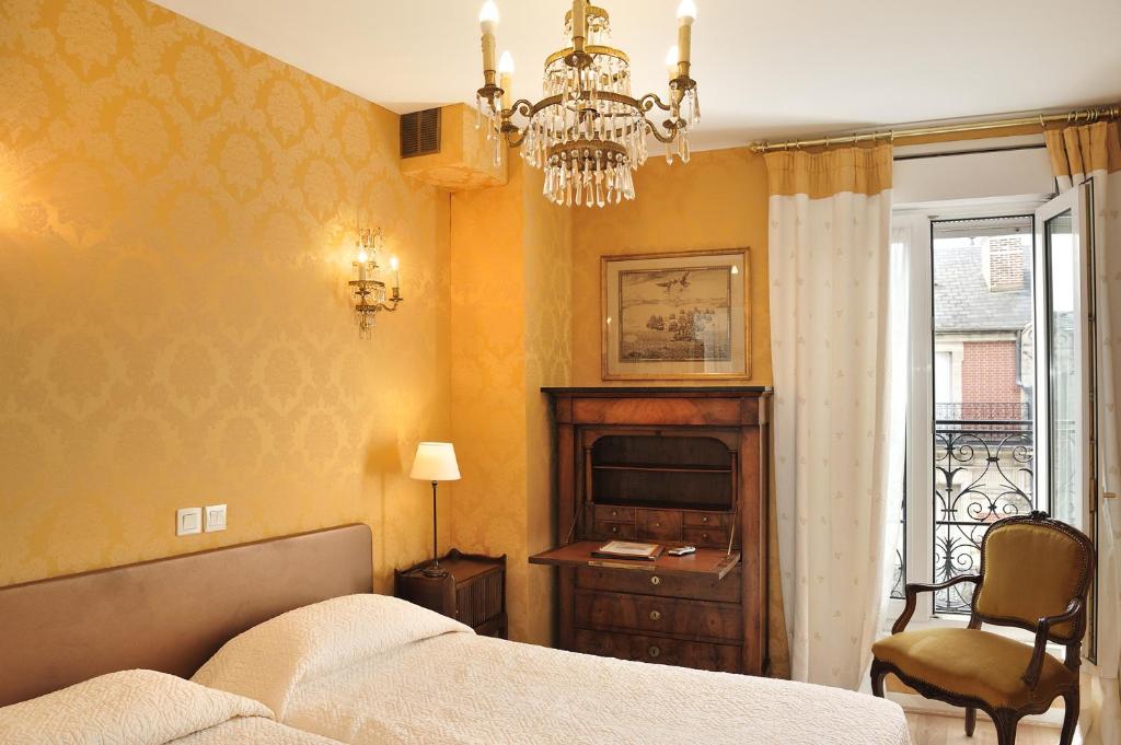 Postel nebo postele na pokoji v ubytování Hôtel de l'Abeille