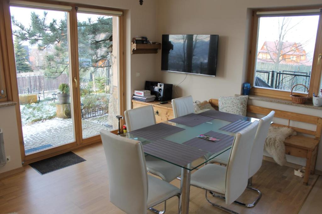 Televízia a/alebo spoločenská miestnosť v ubytovaní Apartament Cyrhla Zakopane