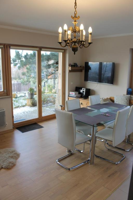 Televízia a/alebo spoločenská miestnosť v ubytovaní Apartament Cyrhla Zakopane