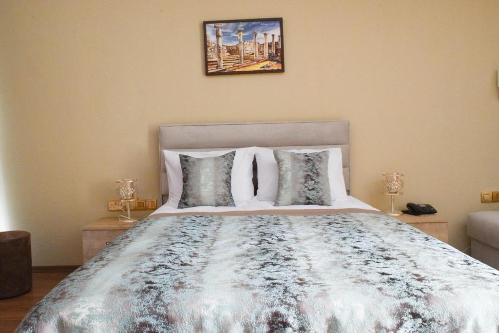 Postel nebo postele na pokoji v ubytování Golden Palms Guest House & Cafe