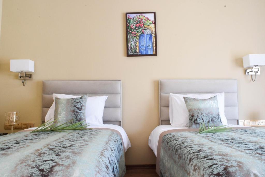 Postel nebo postele na pokoji v ubytování Golden Palms Guest House & Cafe