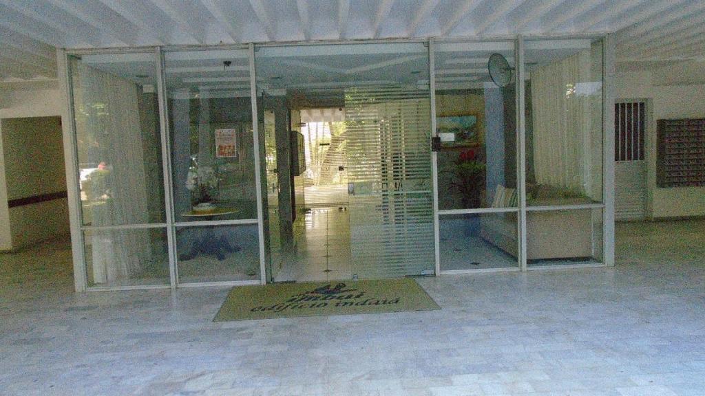 a room with glass walls and a floor with a mat at Propriedade aconchego de família in Salvador