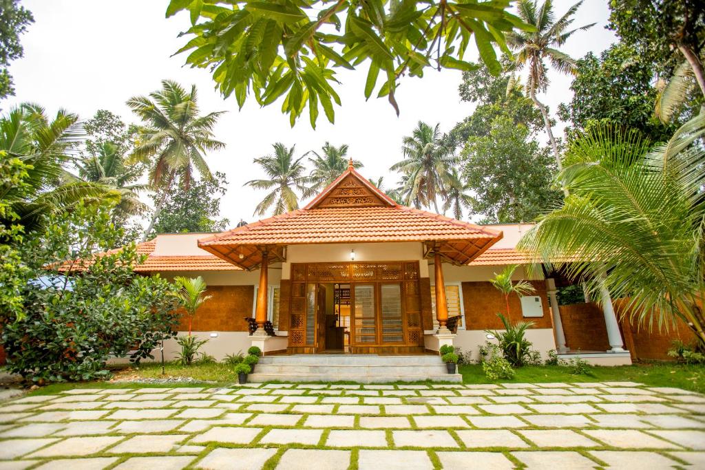 ein Haus mit einem Innenhof davor in der Unterkunft Sanskriti in Thiruvananthapuram