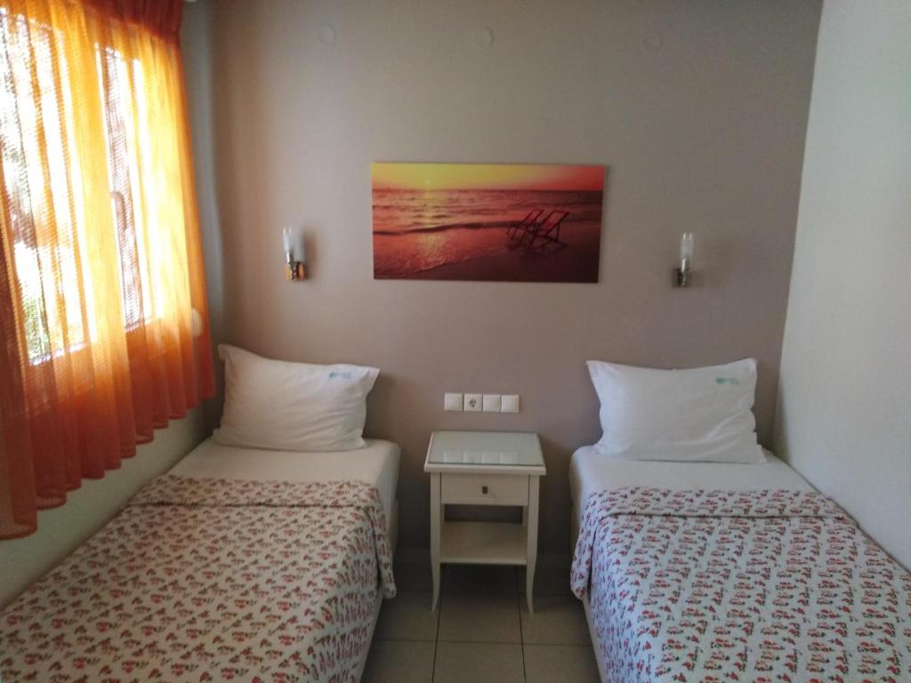 Кровать или кровати в номере Haris Hotel Apartments and Suites