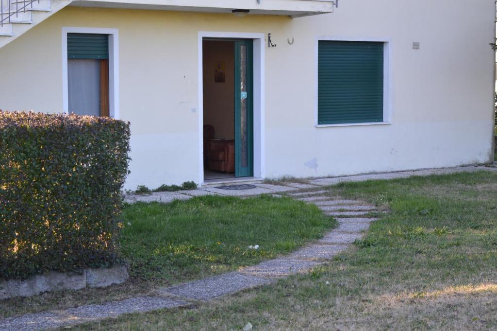 米拉的住宿－Cedro Venice Apartment，通往门的走道房子