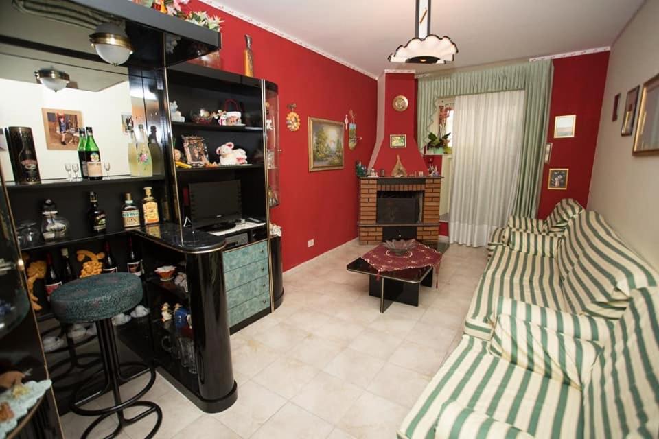 sala de estar con paredes rojas y chimenea en B&b cuore di sicilia, en Santa Caterina Villarmosa