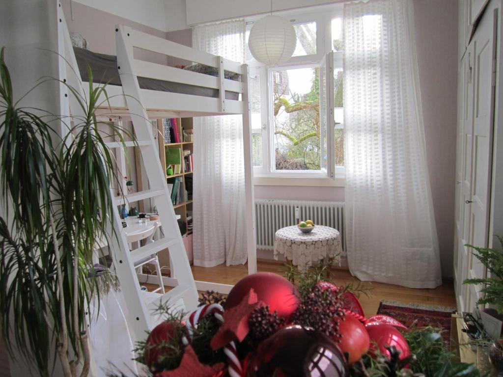 a room with a loft bed and a pile of fruit at Apartment am Birnbaum in Reutlingen