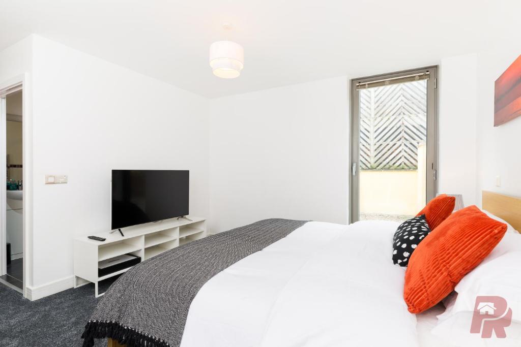 Central Mailbox Apartment Birmingham with Terrace & Parking