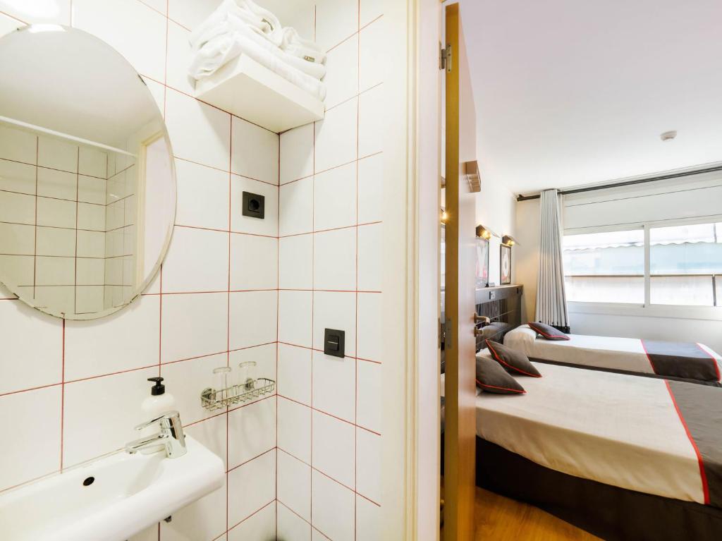 Hostal Athenas - Triple Room