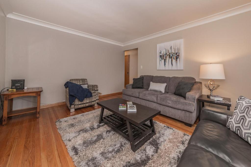 Comfy Condo Sleeps 8, Mins From O'Hare & Rosemont - Housity