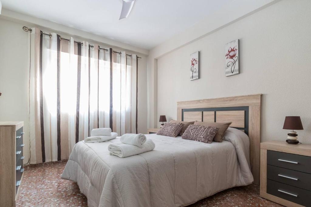 1 dormitorio con 1 cama con 2 toallas en Piso Acondicionado, en Cartagena