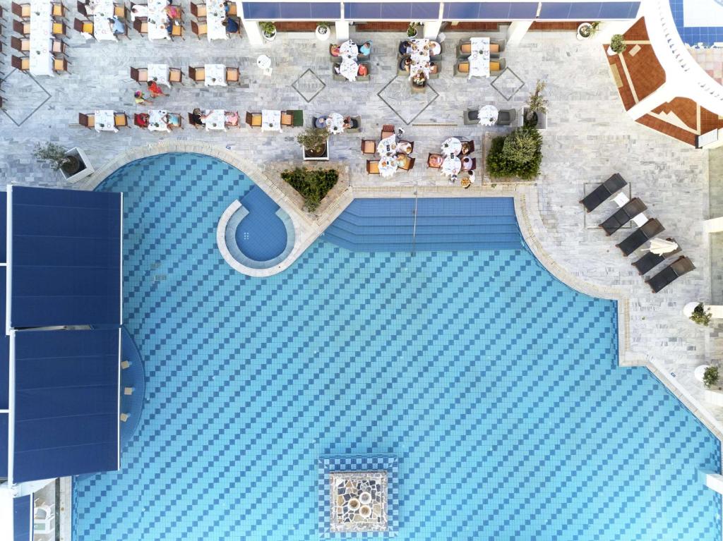 Bazén v ubytovaní Minos Imperial Luxury Beach Resort & Spa Milatos alebo v jeho blízkosti