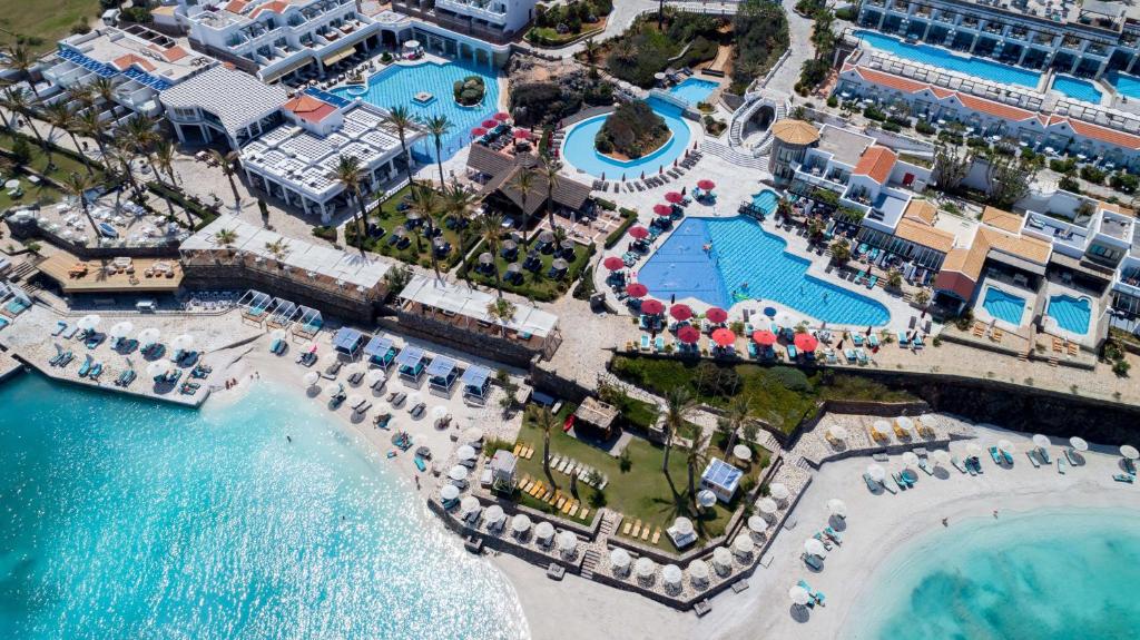 Minos Imperial Luxury Beach Resort & Spa Milatos في ميلاتوس: اطلالة جوية على المسبح في المنتجع