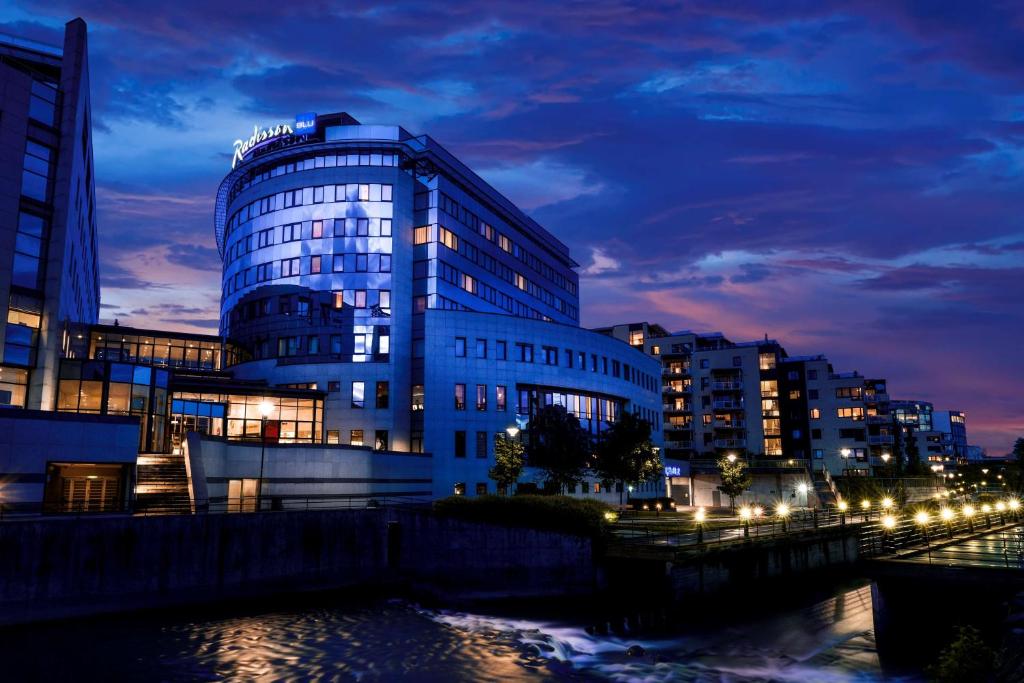 budynek z oświetleniem w mieście w nocy w obiekcie Radisson Blu Hotel Nydalen, Oslo w Oslo