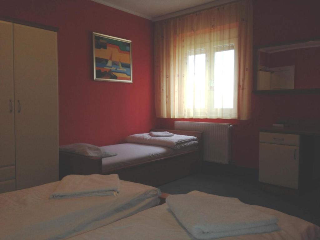 Postel nebo postele na pokoji v ubytování Alföld Panzio & Étterem