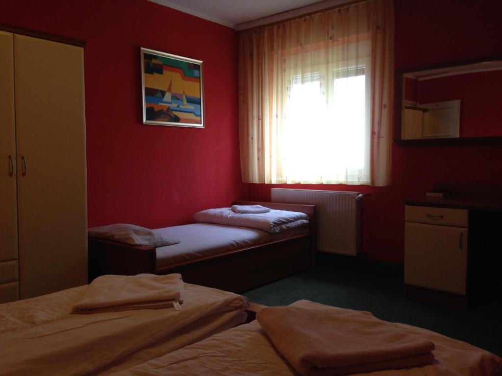 Postel nebo postele na pokoji v ubytování Alföld Panzio & Étterem