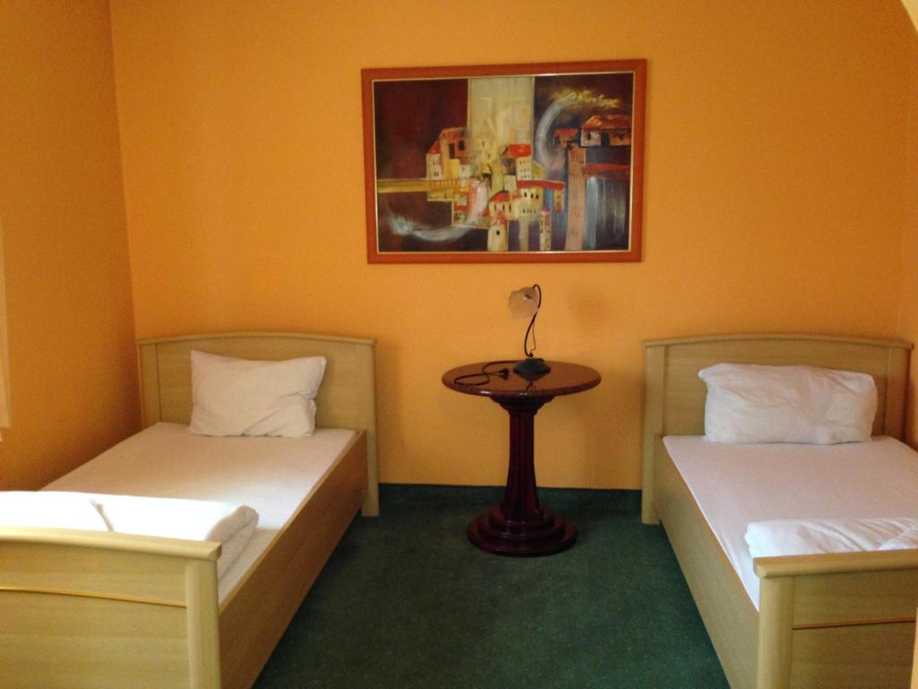 Postel nebo postele na pokoji v ubytování Alföld Panzio & Étterem