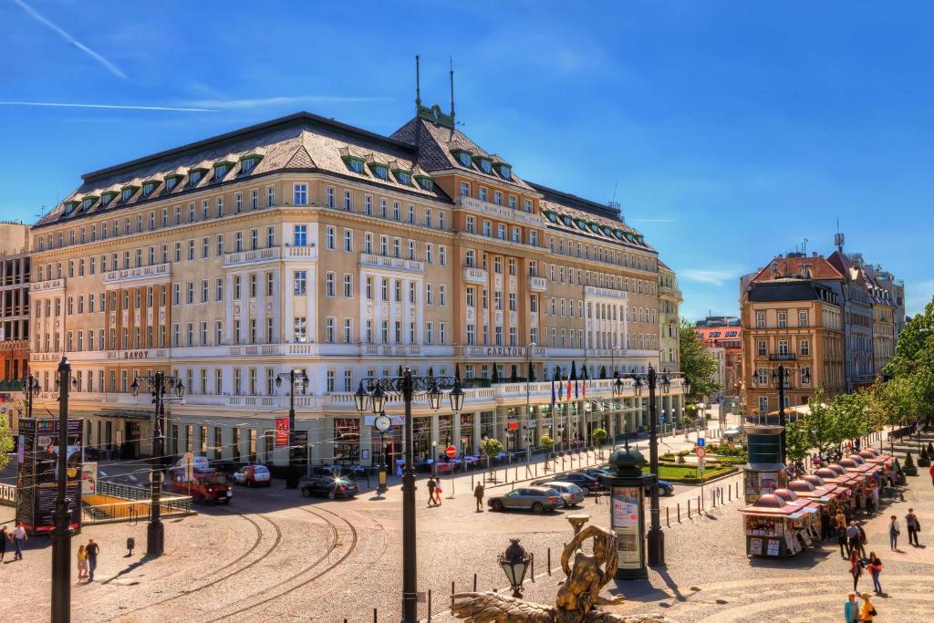 un grande edificio in una strada in una città di Radisson Blu Carlton Hotel, Bratislava a Bratislava