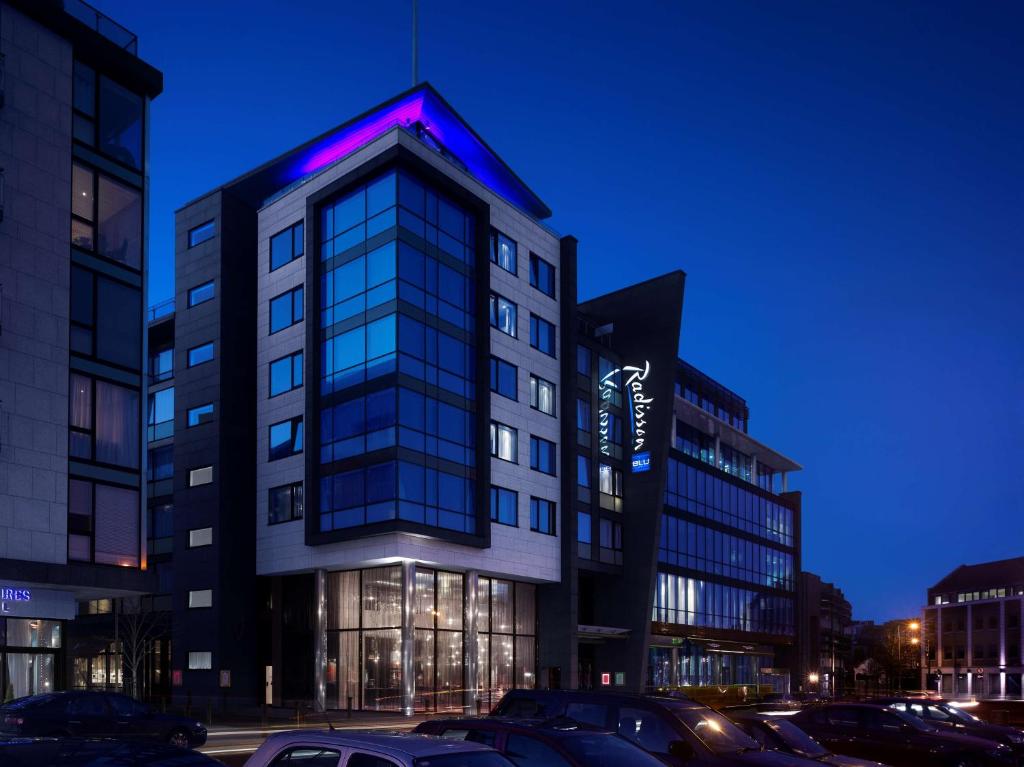 un bâtiment avec un panneau sur son côté dans l'établissement Radisson Blu Royal Hotel Dublin, à Dublin