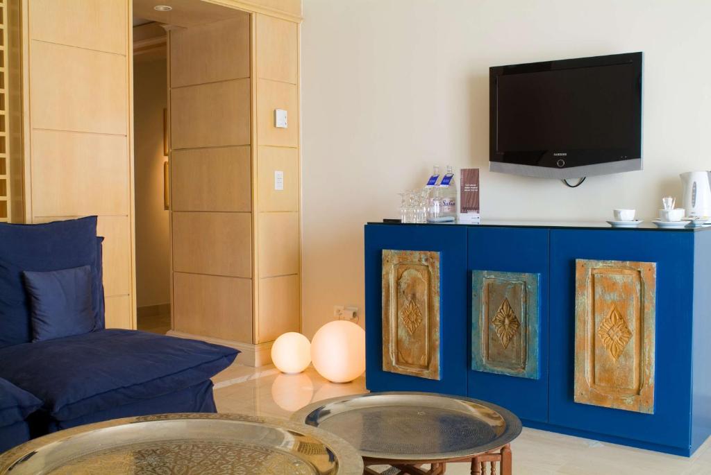 Televízia a/alebo spoločenská miestnosť v ubytovaní Radisson Blu Palace Resort & Thalasso, Djerba