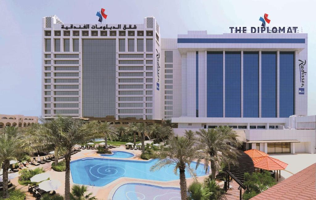 una vista del hotel y complejo de Disneyland en The Diplomat Radisson Blu Hotel Residence & Spa, en Manama