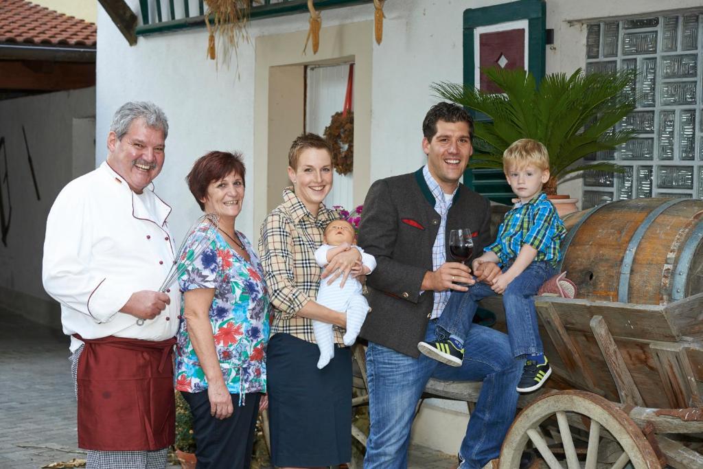 een familie die poseert voor een foto met een wijnglas bij Hotel Löwen Garni in Oberrimsingen