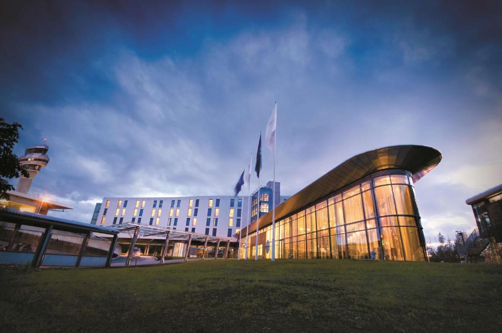 un hotel con un edificio con una torre en el fondo en Radisson Blu Hotel, Trondheim Airport, en Stjørdal