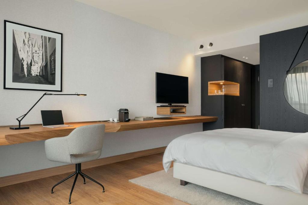 TV a/nebo společenská místnost v ubytování Radisson Blu Hotel Köln