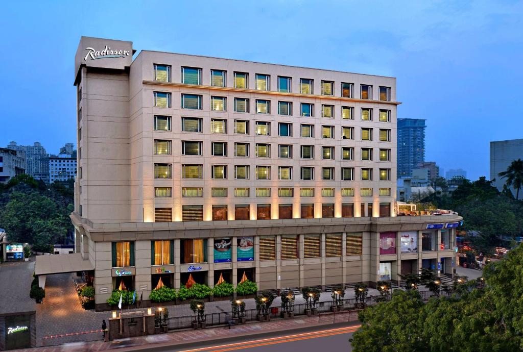 un gran edificio con un cartel encima en Radisson Mumbai Goregaon en Bombay