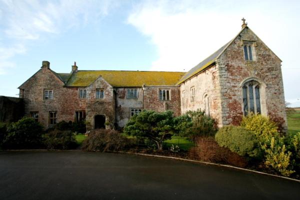 un gran edificio de ladrillo con una carretera delante de él en Blackmore Farm, en Bridgwater