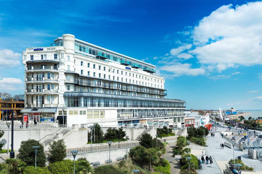 un edificio blanco con gente caminando delante de él en Park Inn by Radisson Palace en Southend-on-Sea