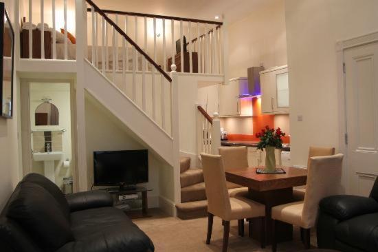 Coin salon dans l'établissement Oxbridge Apartments