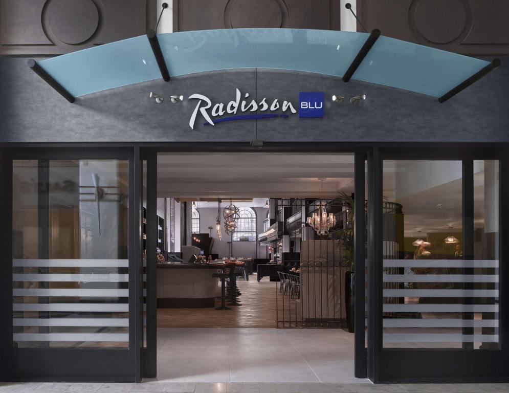 リーズにあるRadisson Blu Hotel, Leeds City Centreの建物正面の看板のあるレストラン