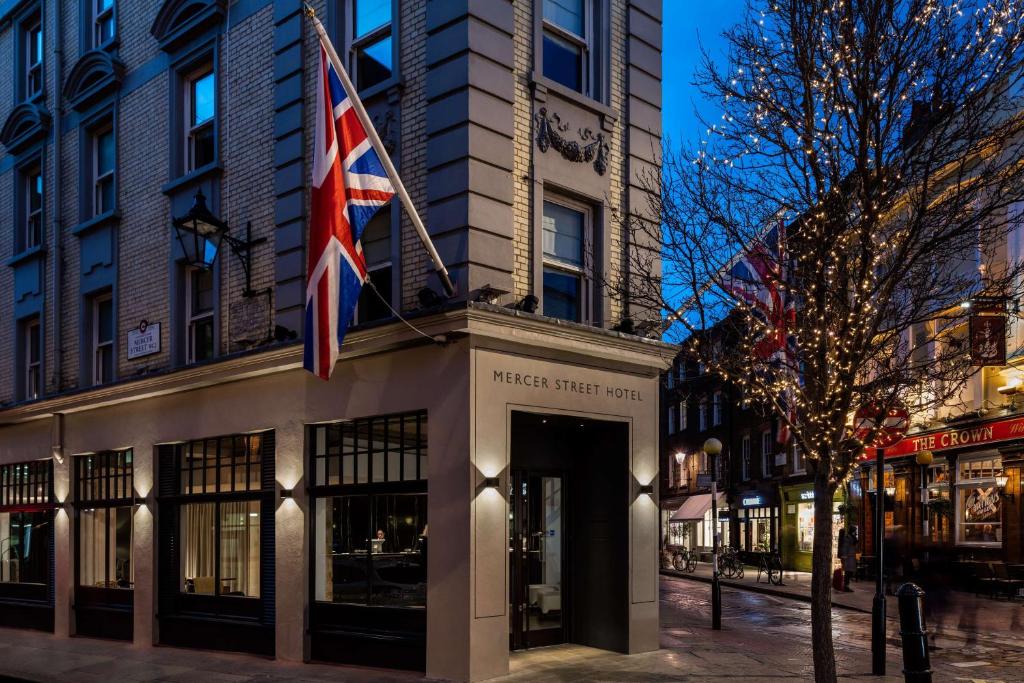 Eine britische Flagge weht vor einem Gebäude in der Unterkunft Radisson Blu Hotel, London Mercer Street in London