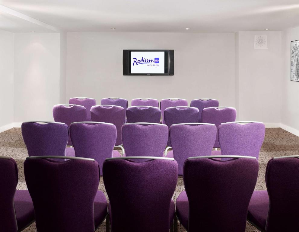 TV a/nebo společenská místnost v ubytování Radisson Blu Hotel, Bristol